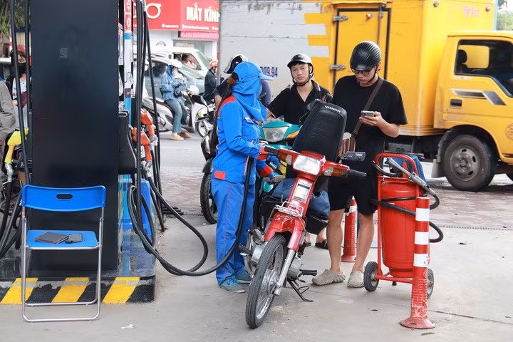 Giá xăng trong nước kỳ điều hành ngày mai (24/7) có thể giảm lần thứ 2 liên tiếp theo giá thế giới. Ảnh: Thanh Tuấn
