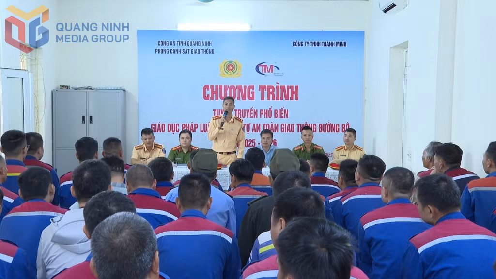 Đội CSGT Đường bộ số 1 (Phòng CSGT, Công an tỉnh) tuyên truyền Luật Trật tự, ATGT đường bộ tại Công ty TNHH Thành Minh (phường Đông Mai).