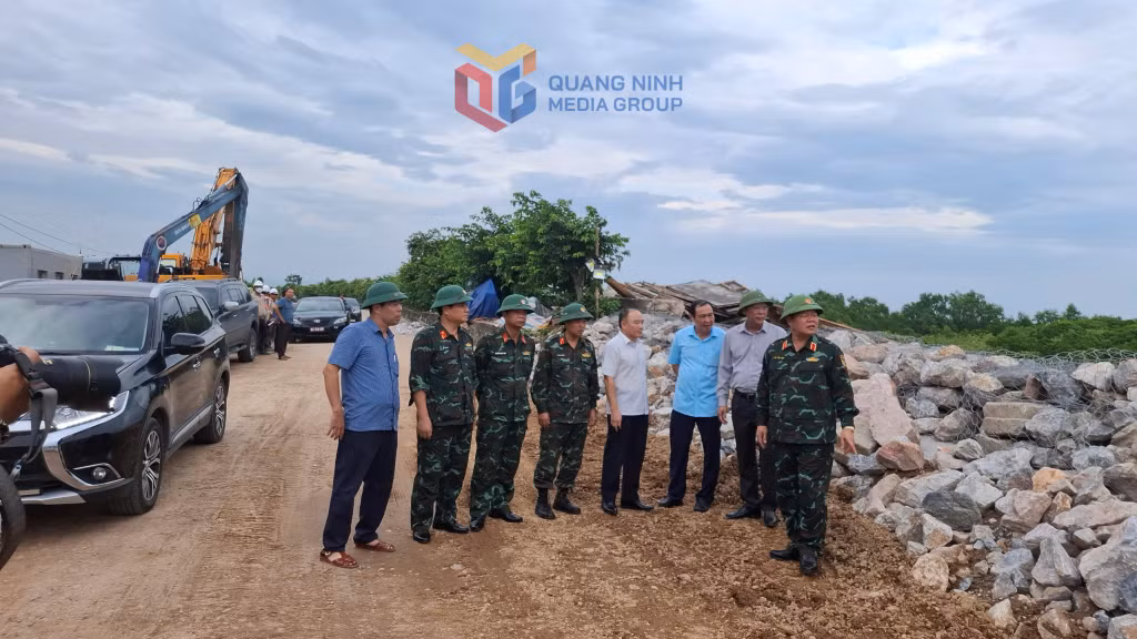 Cán bộ, chiến sĩ Ban Chỉ huy PTKV 5 - Quảng Yên kiểm tra tình hình phòng chống mưa bão trên địa bàn.
