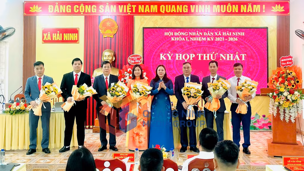 Cán bộ chủ chốt HĐND, UBND xã Hải Ninh ra mắt tại kỳ họp HĐND xã Hải Ninh lần thứ nhất (7-2025). Ảnh: PV