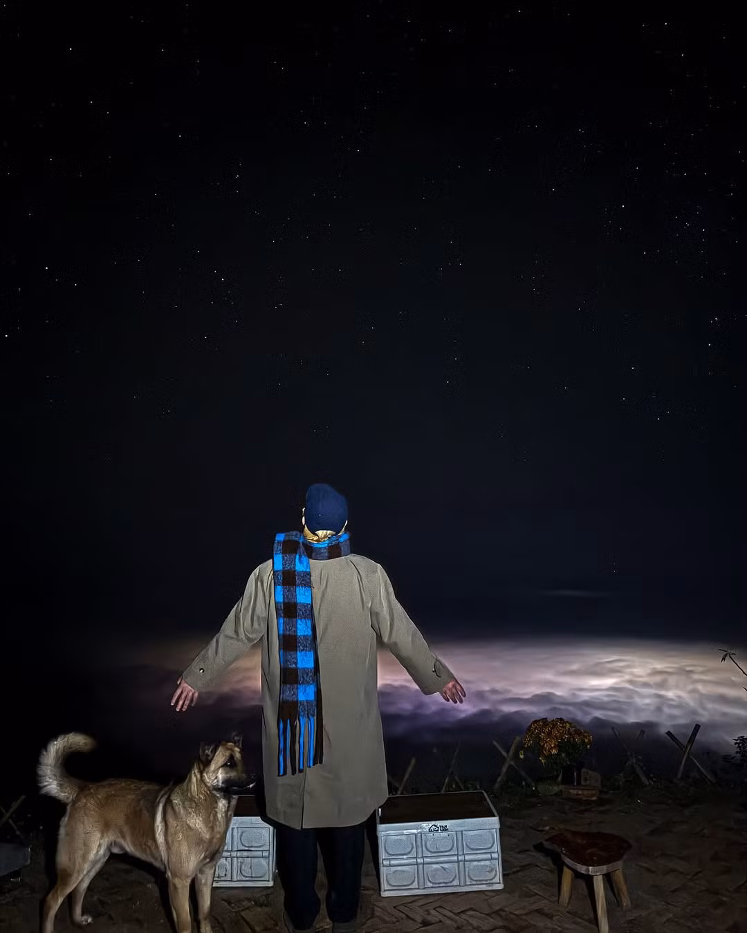 Du khách cũng nên chuẩn bị trang phục ấm áp khi đi săn milky way vào ban đêm. Ảnh: Phan Hùng