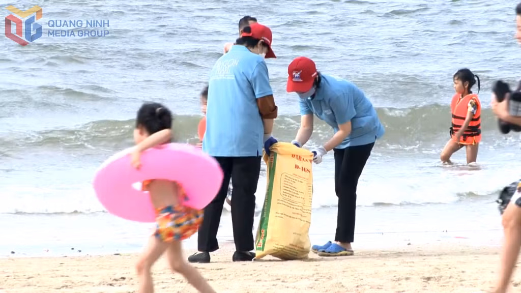 Thu gom rác thải trên bãi biển trong khuôn khổ chương trình phát động “Chống ô nhiễm nhựa - Beat Plastic Pollution” năm 2025 do Sở Văn hóa, Thể thao và Du lịch Quảng Ninh tổ chức.