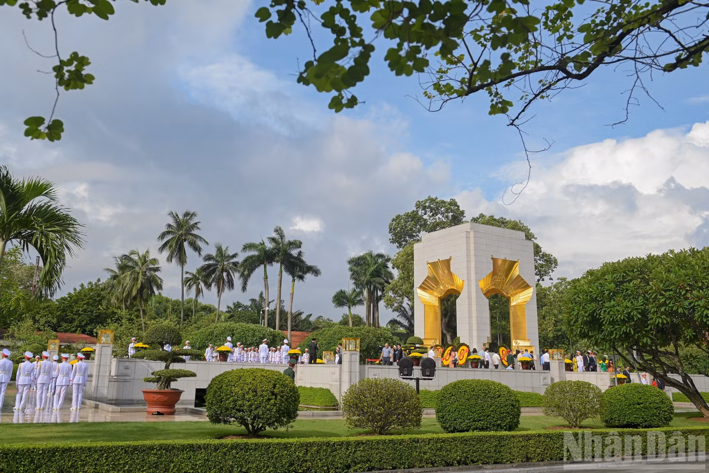 Các đoàn đại biểu đặt vòng hoa, tưởng niệm các Anh hùng liệt sĩ tại Đài tưởng niệm các Anh hùng liệt sĩ trên đường Bắc Sơn nhân dịp 78 năm Ngày Thương binh-Liệt sĩ (27/7/1947-27/7/2025).