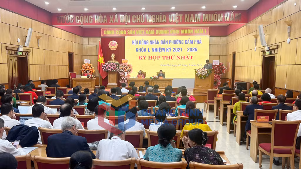 Kỳ họp thứ nhất HĐND phường Cẩm Phả thông qua một số nội dung quan trọng (7-2025). Ảnh: PV