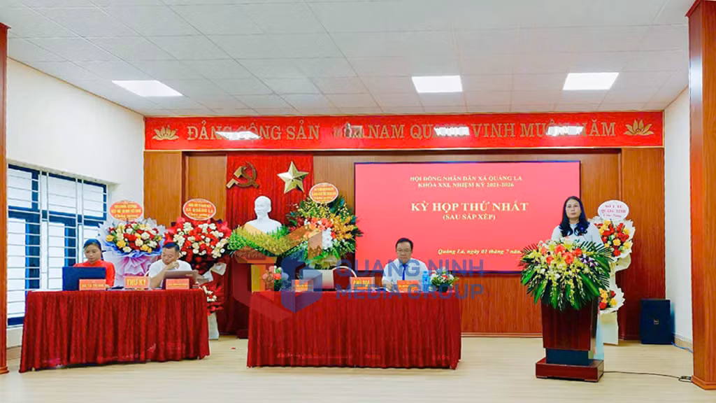 Đồng chí Phạm Thị Thu Hằng, Chủ tịch HĐND xã Quảng La, phát biểu bế mạc kỳ họp HĐND xã lần thứ nhất (7-2025). Ảnh: PV