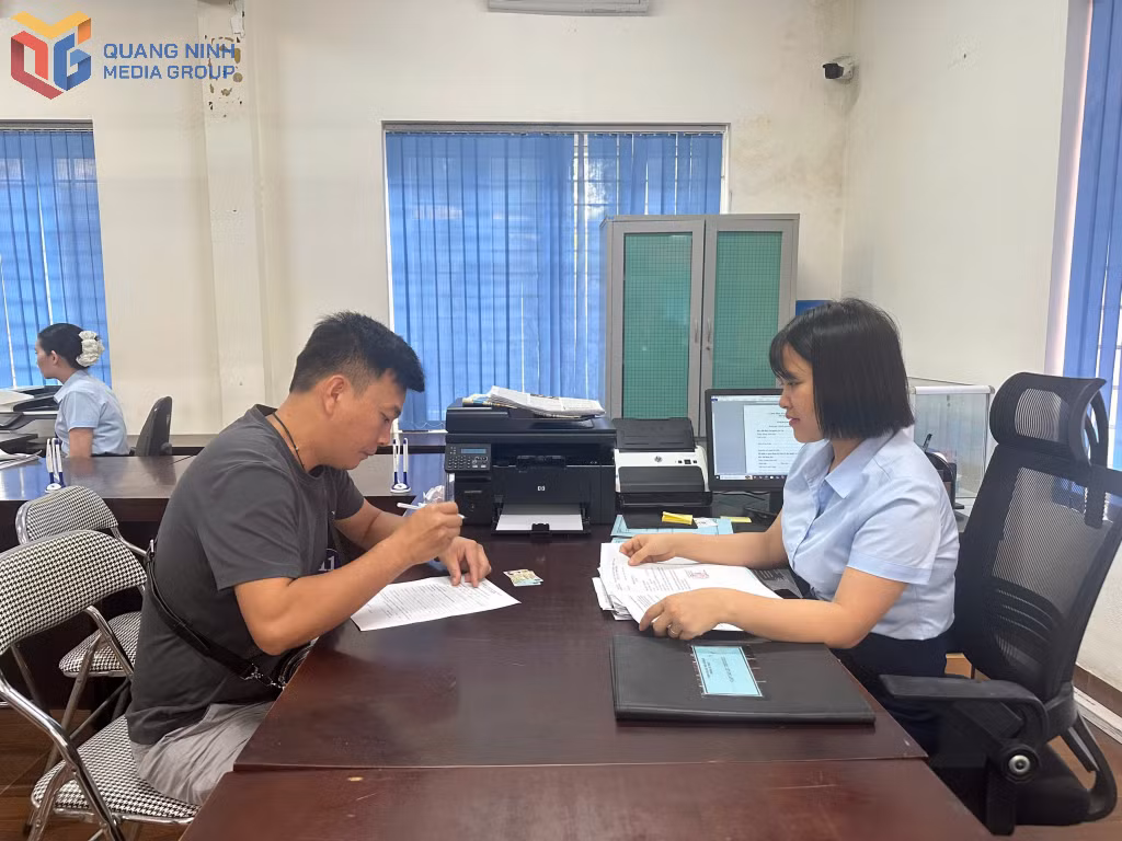 Cán bộ Trung tâm phục vụ hành chính công phường Uông Bí giải quyết thủ tục hành chính của người dân.