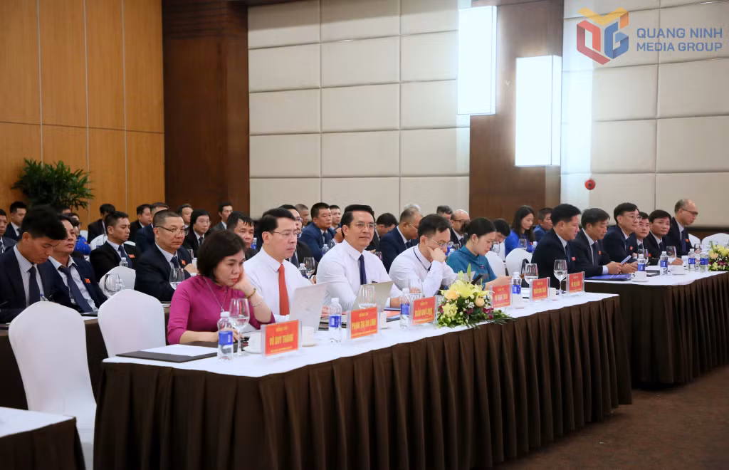 Các đại biểu đại diện lãnh đạo Đảng ủy UBND tỉnh dự Đại hội.