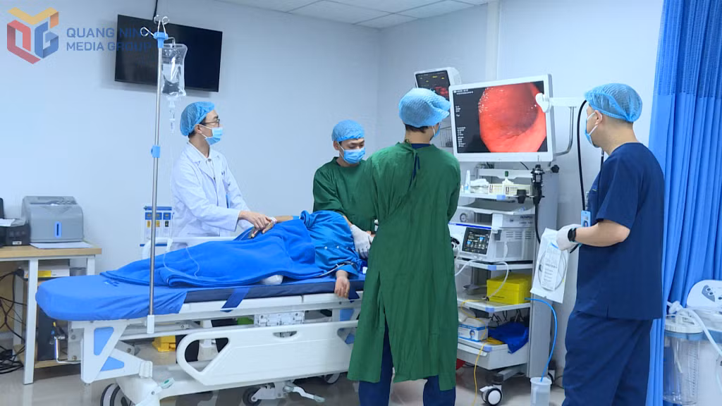 Các bác sĩ Bệnh viện Đa khoa Quốc tế Hà Nội - Quảng Ninh thực hiện nội soi tiêu hóa cho bệnh nhân.
