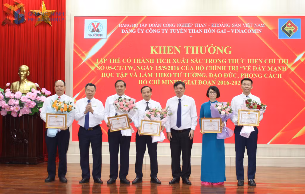 Lãnh đạo Công ty Tuyển than Cửa Ông khen thưởng cho các cá nhân có thành tích xuất sắc trong phong trào thi đua yêu nước và công tác xây dựng điển hình tiên tiến giai đoạn 2020-2024.