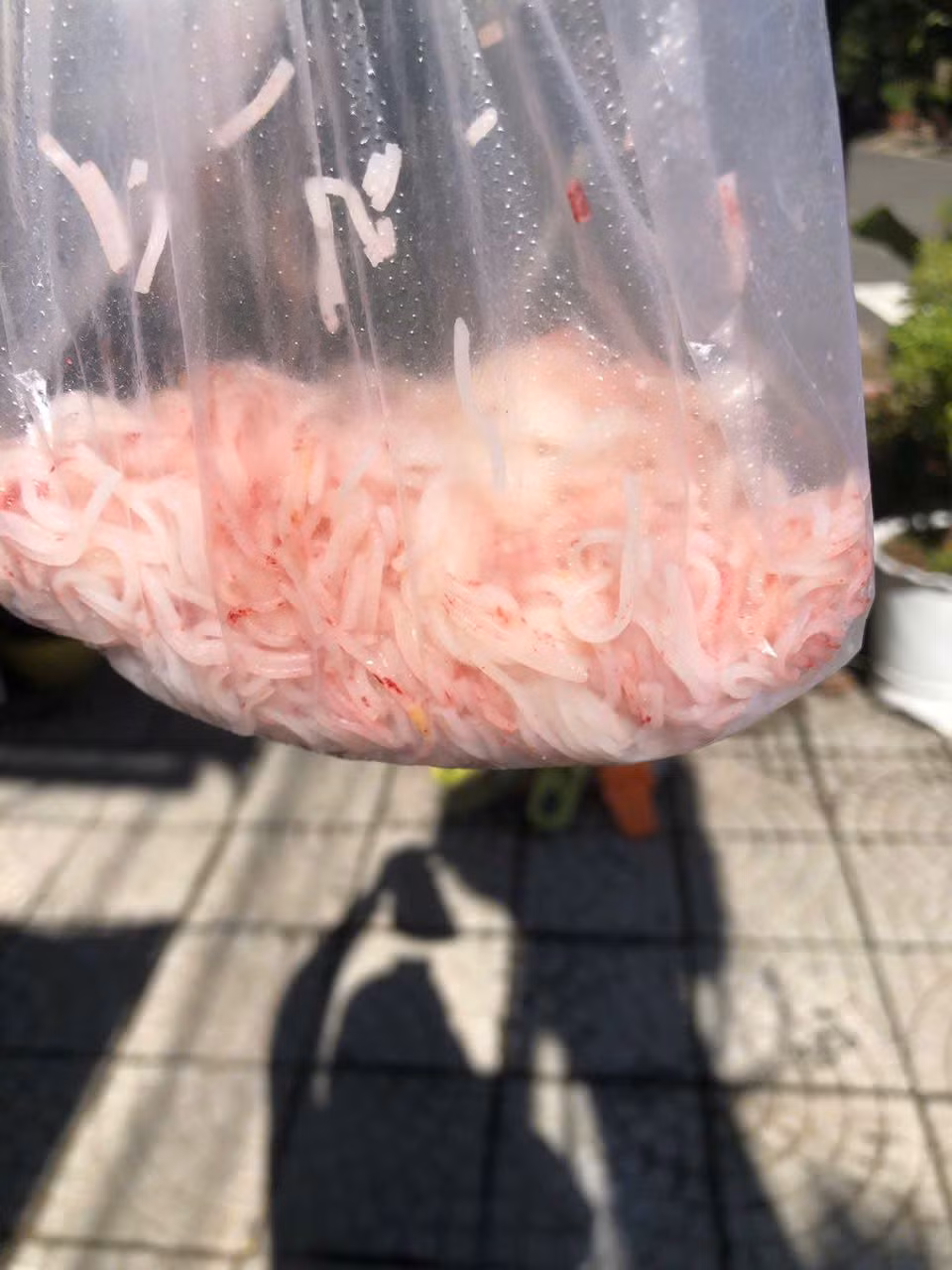 Bún để từ sáng đến tối chuyển sang màu hồng đậm, có độ ẩm. Ảnh: Người dân cung cấp