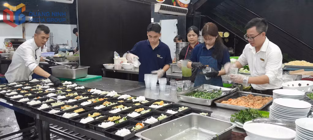 Nhà hàng Green (T&Y Group) chuẩn bị những suất cơm miễn phí để gửi tới người thân các nạn nhân trong vụ lật tàu trên Vịnh Hạ Long.