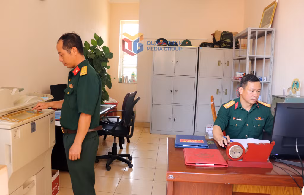Cán bộ Văn thư bảo mật, Ban Chỉ huy PTKV4 - Hạ Long tăng cường ứng dụng chuyển đổi số trong công tác văn thư bảo mật.