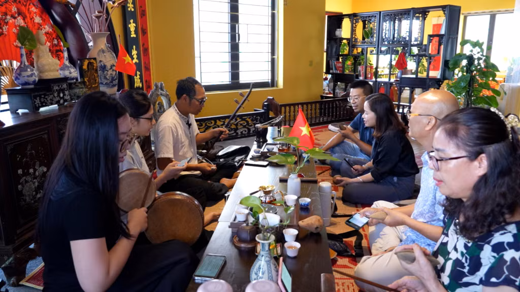 Một buổi sinh hoạt của CLB xẩm Hạ Long dịp cuối tuần.