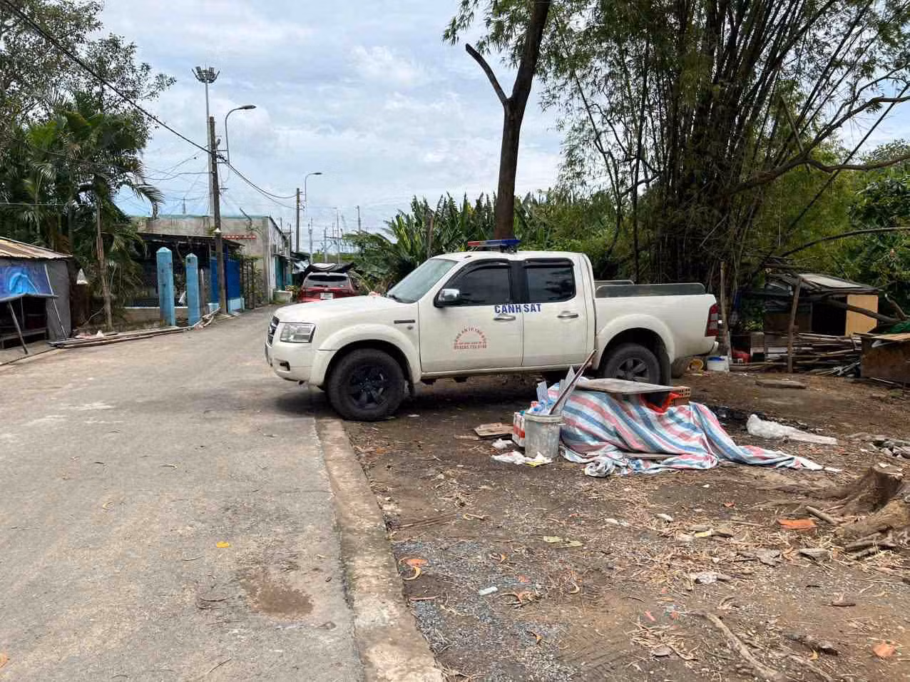 Lực lượng chức năng vẫn đang phong tỏa hiện trường để điều tra. Ảnh: Đông Hoàng