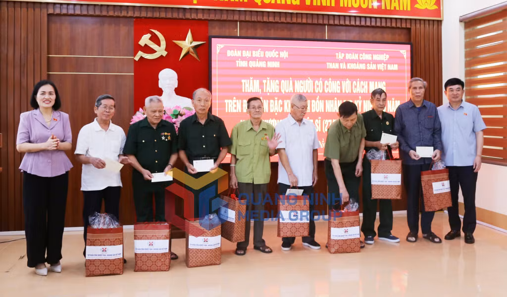 Các đại biểu Quốc hội tặng quà cho người có công trên địa bàn xã Hải Lạng (7-2025). Ảnh: Nguyễn Thanh