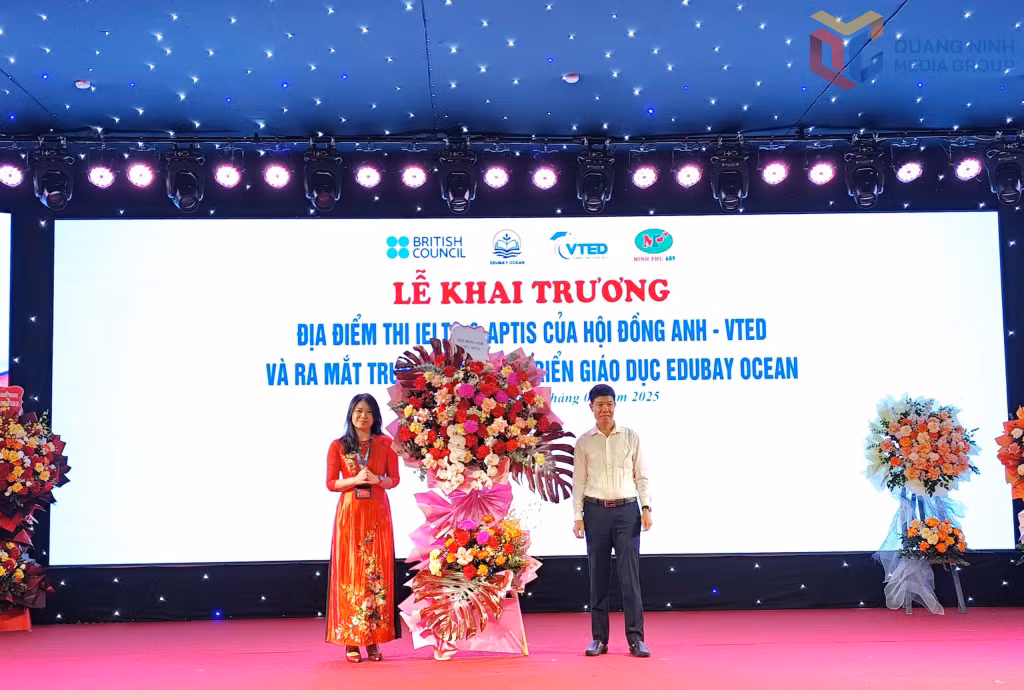 Đại diện Hội đồng Anh chúc mừng Trung tâm Phát triển Giáo dục EduBay Ocean trở thành địa điểm thi IELTS và APTIS mới của Hội đồng Anh.