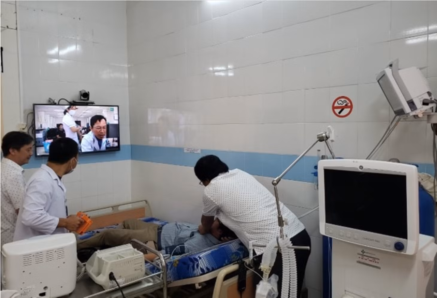 Khám chữa bệnh, sơ cấp cứu cho người dân tại Côn Đảo.