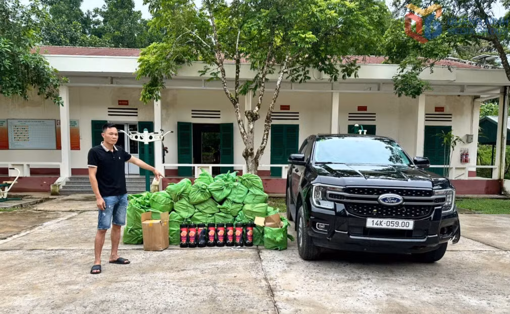 Nình A Thầu cùng tang vật 200 bình khí cười tại Đồn BP Bắc Sơn