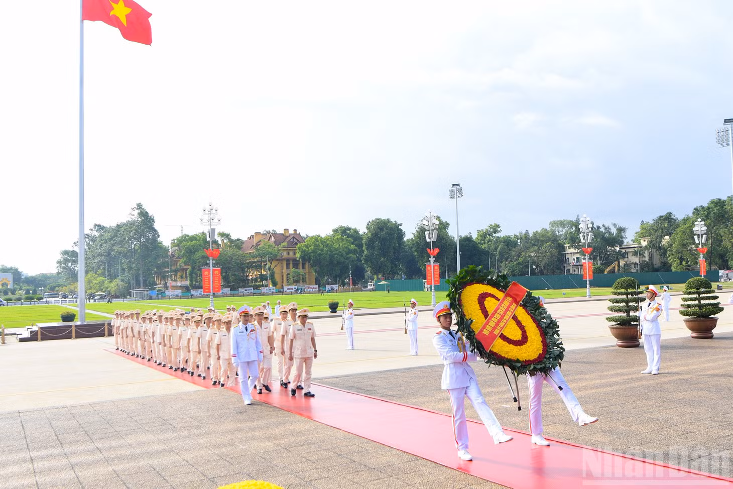 Đoàn đại biểu Đảng ủy Công an Trung ương, Bộ Công an do Đại tướng Lương Tam Quang, Ủy viên Bộ Chính trị, Bộ trưởng Công an làm Trưởng đoàn vào Lăng viếng Chủ tịch Hồ Chí Minh.