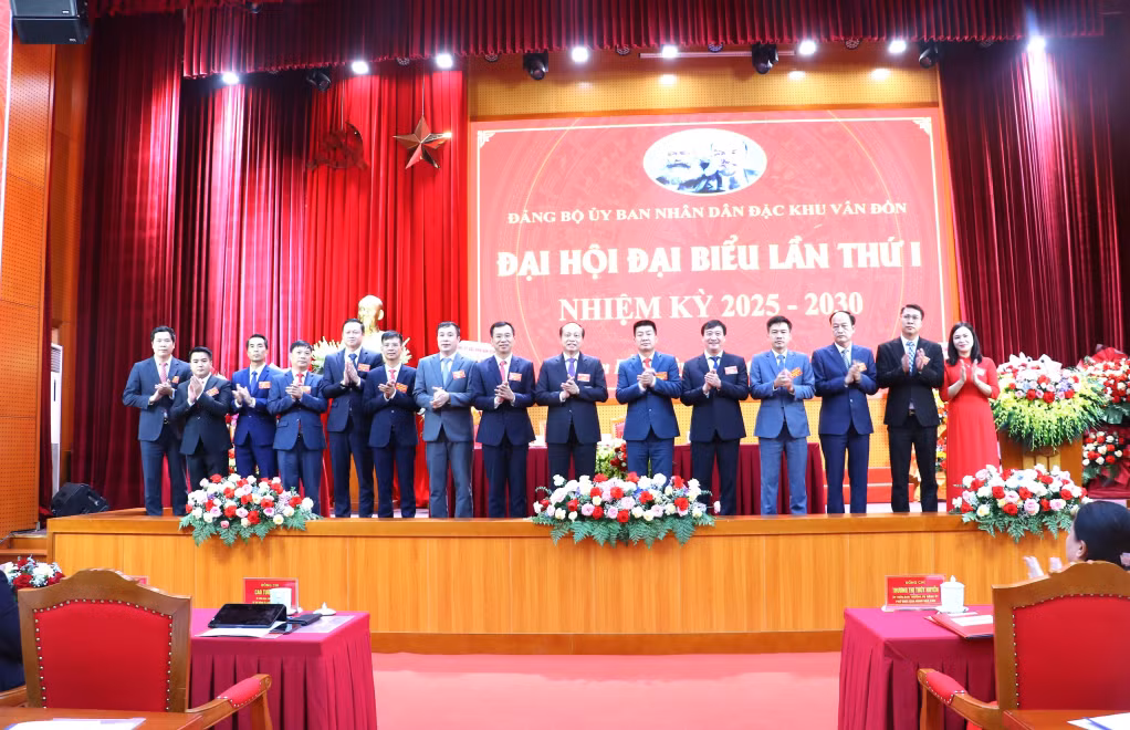 Ban Chấp hành Đảng bộ UBND đặc khu nhiệm kỳ 2025 - 2030 ra mắt Đại hội