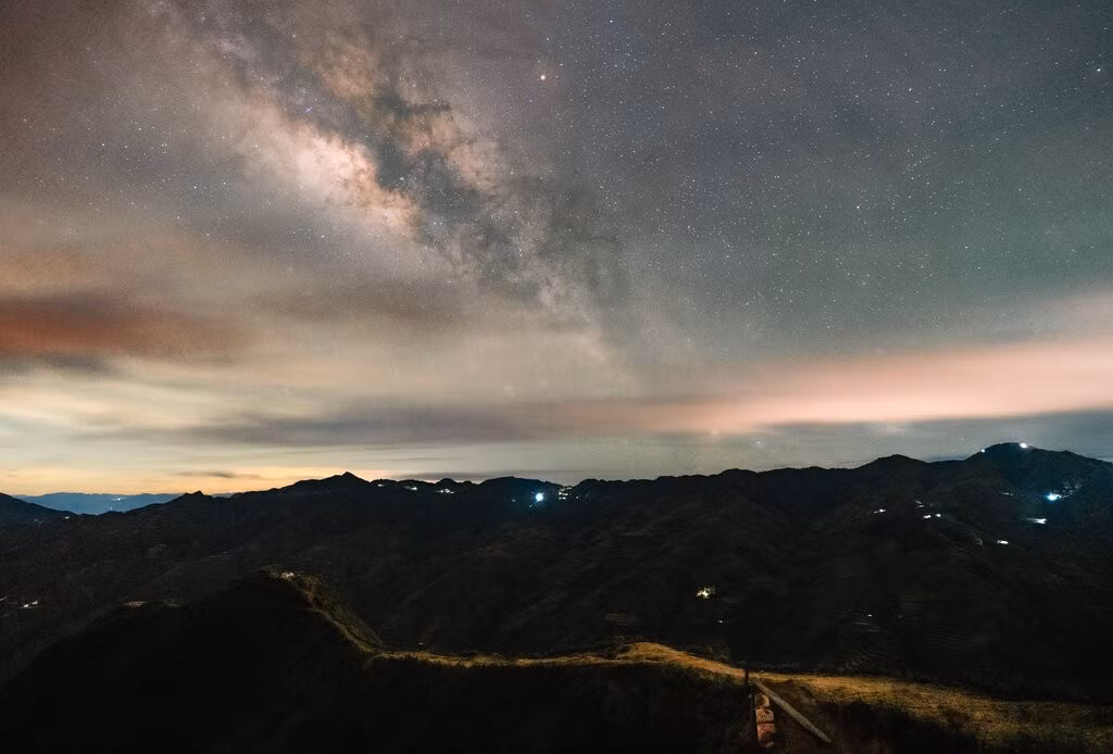Tà Xùa, thuộc địa phận tỉnh Sơn La, nằm ở độ cao hơn 2.800 m so với mực nước biển, một trong những đỉnh núi cao nhất Việt Nam nổi tiếng, là một trong những điểm săn mây đẹp nhất miền Bắc. Tuy nhiên, ít du khách biết rằng đây cũng là một địa điểm đẹp để săn ảnh dải ngân hà (milky way). Ảnh: Khánh Huỳnh