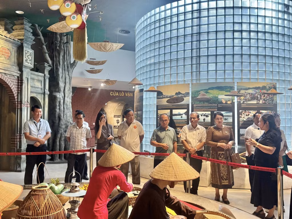 Đoàn du khách Lào tham quan Bảo tàng Quảng Ninh. Nguồn: Bảo tàng Quảng Ninh.
