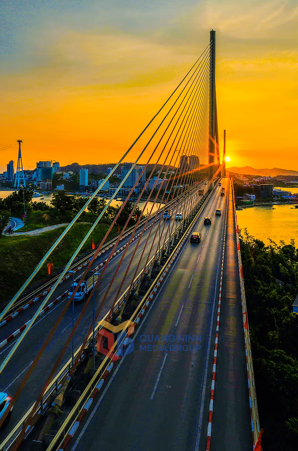 Hàng dây văng căng mảnh mai, gợi liên tưởng đến cung đàn khổng lồ giữa trời (7-2025). Ảnh: Khánh Giang