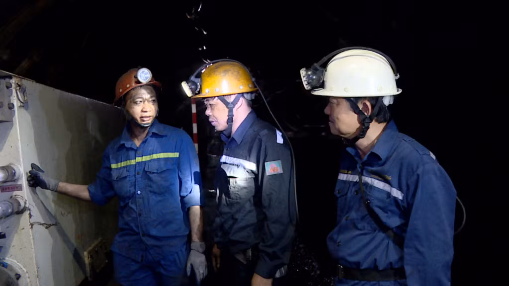 Anh Vũ Thế Thư (ngoài cùng bên trái) luôn tích cực trong phong trào thi đua và được UBND tỉnh tặng bằng khen dịp Phát động Tháng Công nhân năm 2025.