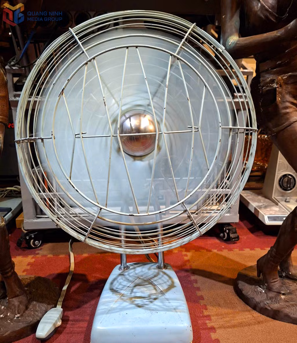 Chiếc quạt sản xuất từ năm 1904 vẫn chạy tốt, êm, cả ngày không nóng máy, được ông Thanh yêu thích, giữ như báu vật.