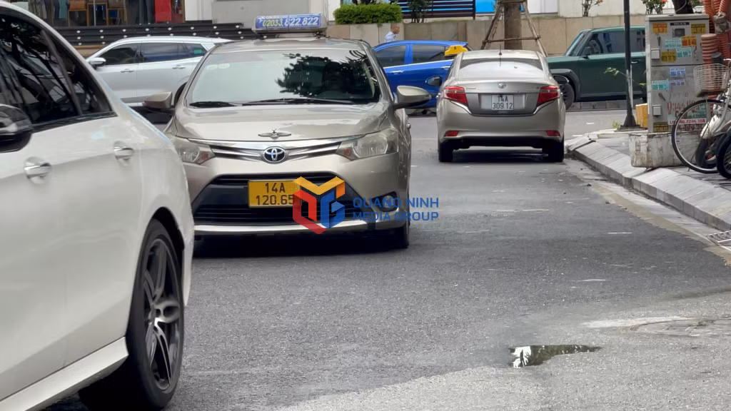 "Taxi dù" ngang nhiên dừng đỗ ở vị trí đường giao nhau gây cản trở giao thông tại một tuyến đường thuộc phường Hồng Gai.