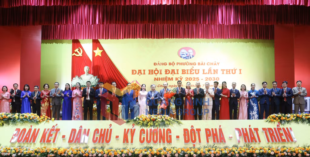 Đồng chí Vũ Đại Thắng, Uỷ viên Trung ương Đảng, Bí thư Tỉnh ủy, Trưởng Đoàn ĐBQH tỉnh tặng hoa chúc mừng Ban Chấp hành Đảng bộ phường Bãi Cháy, nhiệm kỳ 2025-2030 (7-2025). Ảnh: Thu Chung