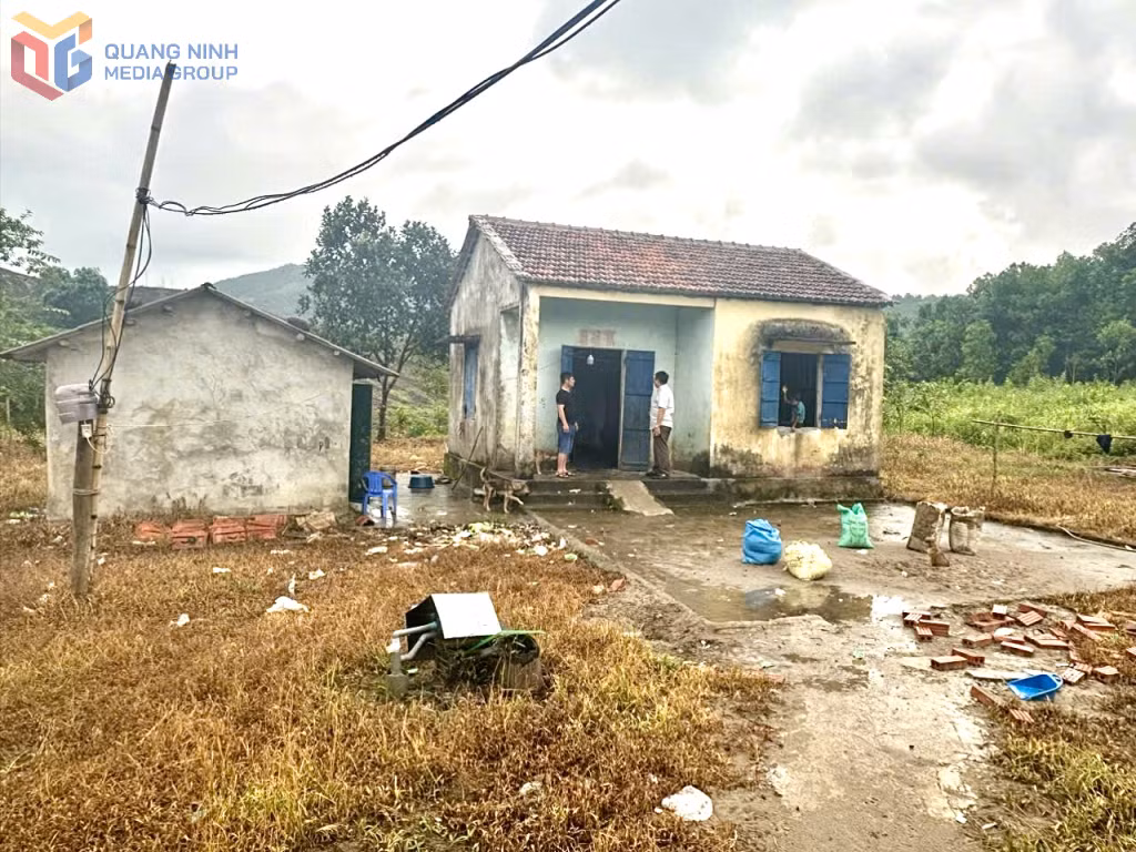 Một hộ dân bản Pạc Này đã xây dựng nhà ở từ lâu, nhưng đến nay chưa được cấp GCNQSDĐ.