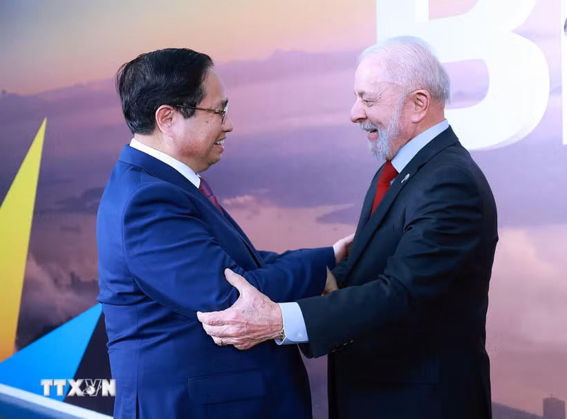 Tổng thống Cộng hòa Liên bang Brazil Lula da Silva đón Thủ tướng Phạm Minh Chính. (Ảnh: Dương Giang/TTXVN)