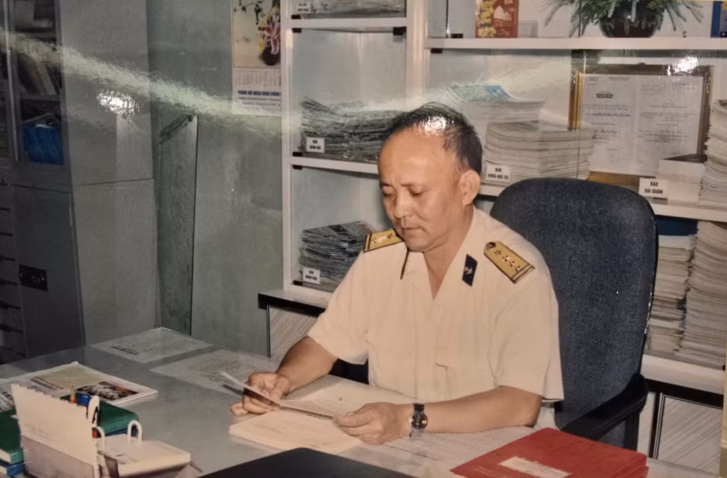 Bức ảnh hiếm hoi ghi lại cảnh Chuẩn đô đốc Đỗ Viết Cường làm việc khi còn công tác tại Bộ Tham mưu, Bộ Tư lệnh Quân chủng Hải quân. (Ảnh: Tư liệu)