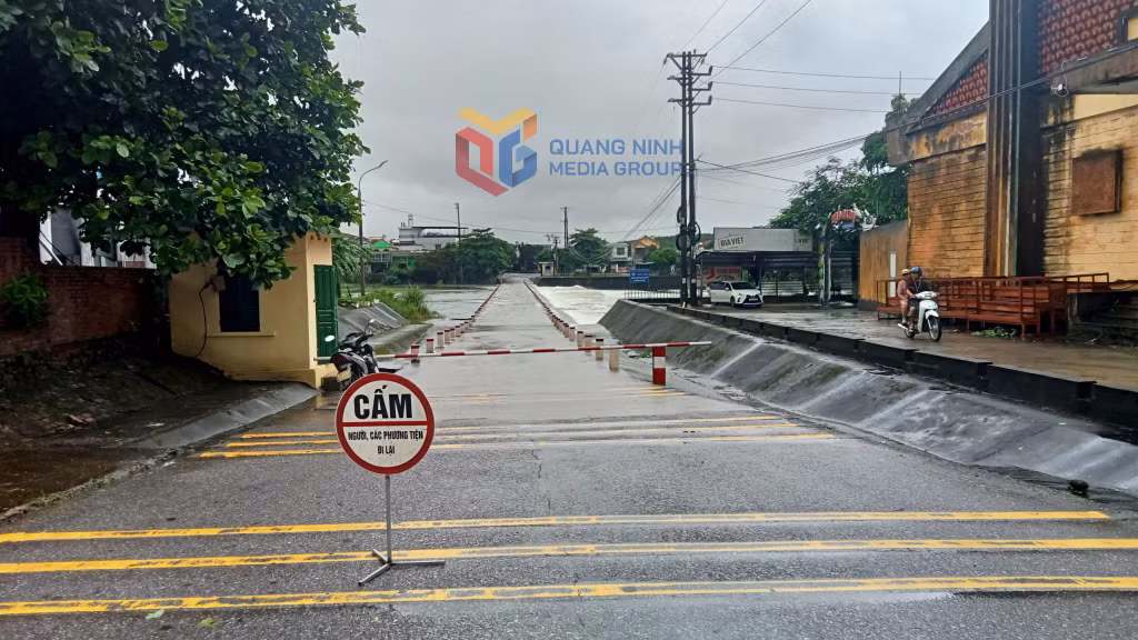 Cảnh báo nước sông suối dâng cao, xã Quảng Hà trực 24/24h không vho người, phương tiện đi lại qua các ngầm tràn sông suối