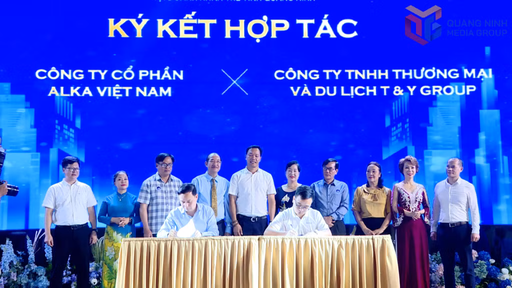 Lễ ký kết hợp tác giữa các doanh nhân, doanh nghiệp trẻ Quảng Ninh tại chương trình xúc tiến thương mại doanh nhân trẻ năm 2025.