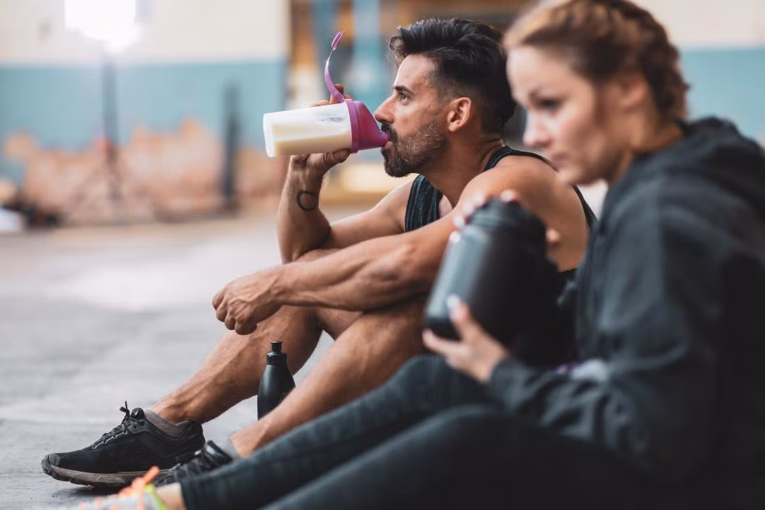Nạp protein để cung cấp acid amin để bảo vệ cơ bắp, ngăn ngừa dị hóa cơ trong quá trình tập.
