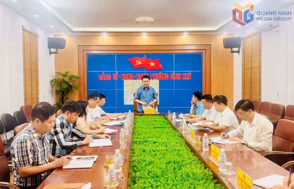 Đồng chí Nguyễn Đức Thành, Chủ nhiệm Ủy ban Kiểm tra Tỉnh ủy phát biểu chỉ đạo tại buổi làm việc Đảng ủy phường Bình Khê về công tác phòng, chống bão số 3 tại địa phương.