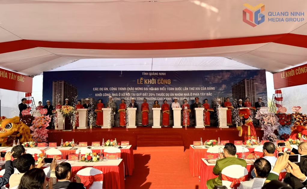 Các đại biểu thực hiện nghi thức khởi công khởi công dự án nhà ở xã hội tại quỹ đất 20% thuộc dự án nhóm nhà ở phía Tây Bắc đường Trần Thái Tông (phường Cao Xanh).