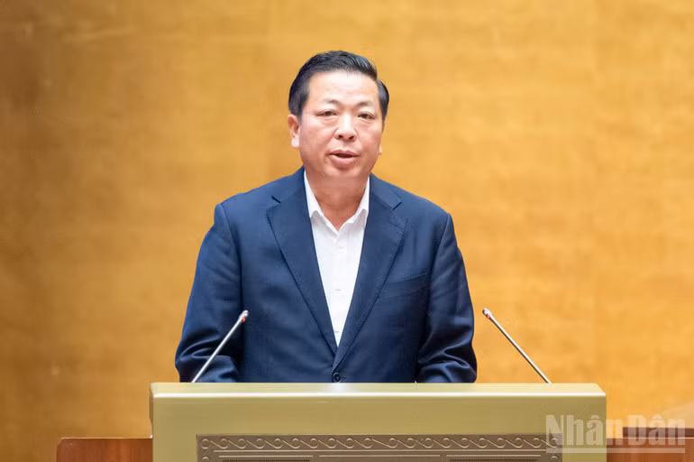 Bộ trưởng Xây dựng Trần Hồng Minh báo cáo tiếp thu, giải trình, chỉnh lý dự thảo Nghị quyết trước khi Quốc hội bấm nút thông qua. (Ảnh: DUY LINH)