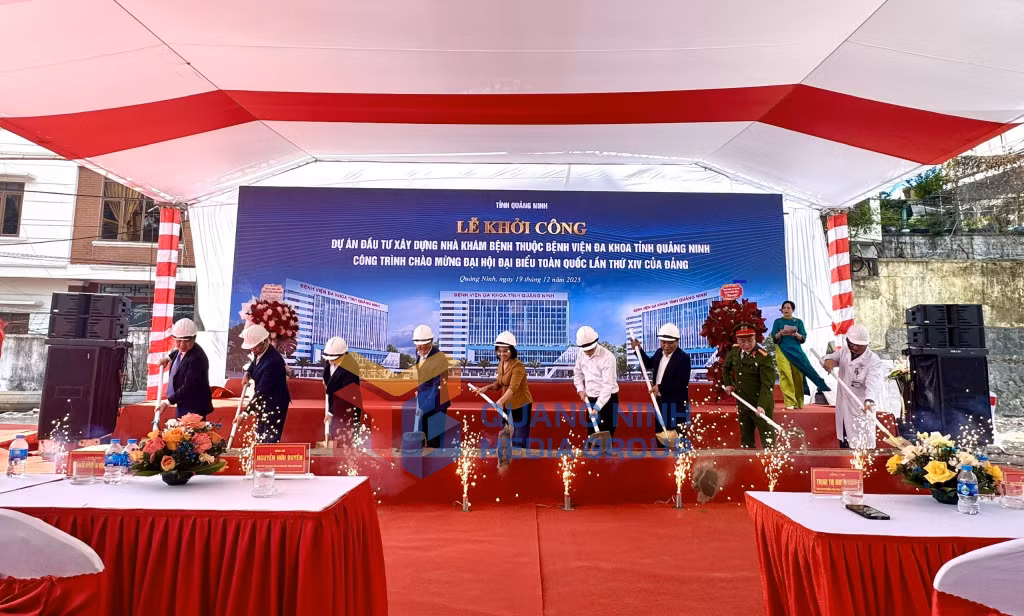 Các đại biểu thực hiện nghi thức khởi công nhà khám bệnh thuộc Bệnh viện Đa khoa tỉnh Quảng Ninh.