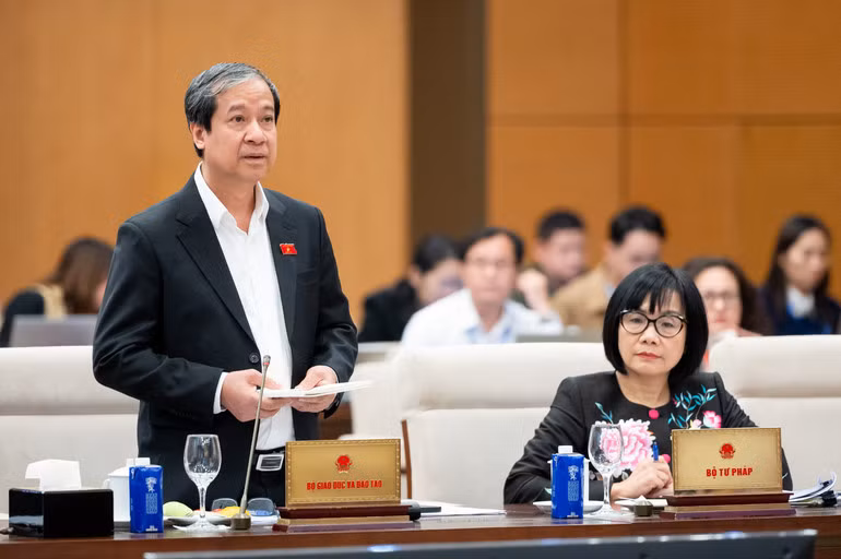 Bộ trưởng Giáo dục và Đào tạo Nguyễn Kim Sơn phát biểu ý kiến tại phiên họp. (Ảnh: DUY LINH)
