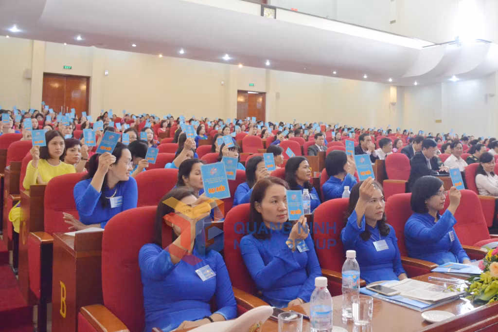 2016-11_Đại hội Đại biểu phụ nữ tỉnh lần thứ XI, nhiệm kỳ 2016-2021 - Đại biểu tham dự Đại hội biểu quyết thông qua Nghị quyết Đại hội.