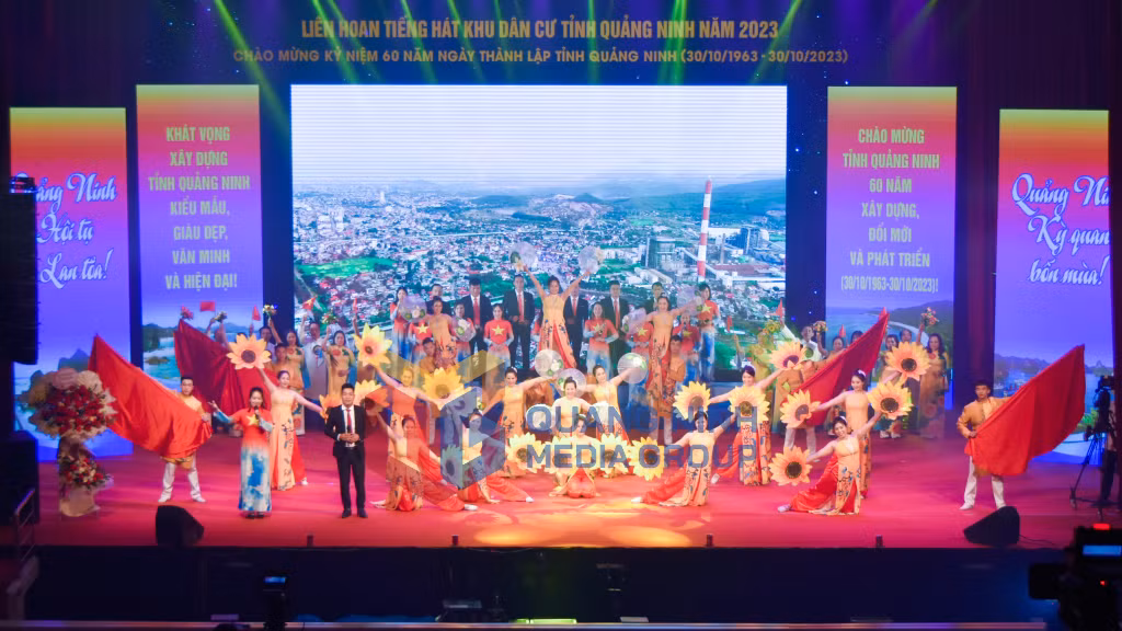 2023-10_Một tiết mục múa hát được trình diễn tại Liên hoan tiếng hát khu dân cư năm 2023. Ảnh: Hoàng Giang