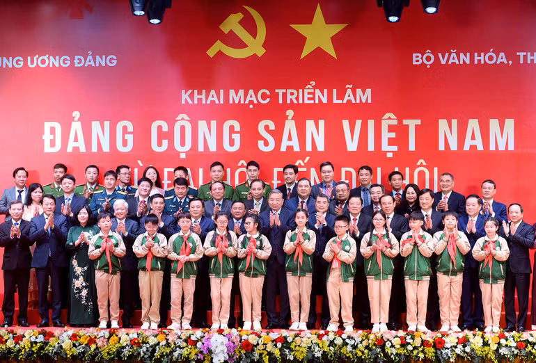 Tổng Bí thư Tô Lâm với các đồng chí lãnh đạo Đảng, Nhà nước và các đại biểu dự khai mạc triển lãm. (Ảnh ĐĂNG KHOA)