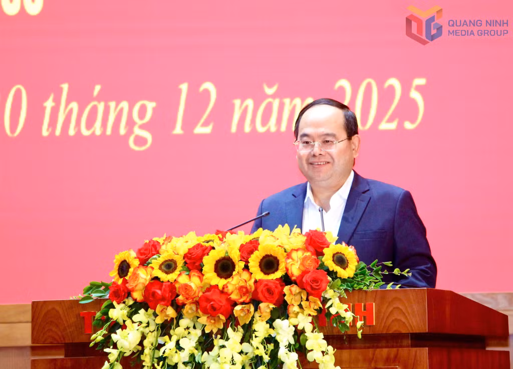 Đồng chí Quản Minh Cường, Bí thư Tỉnh ủy, Trưởng Đoàn ĐBQH tỉnh, phát biểu chỉ đạo hội nghị.