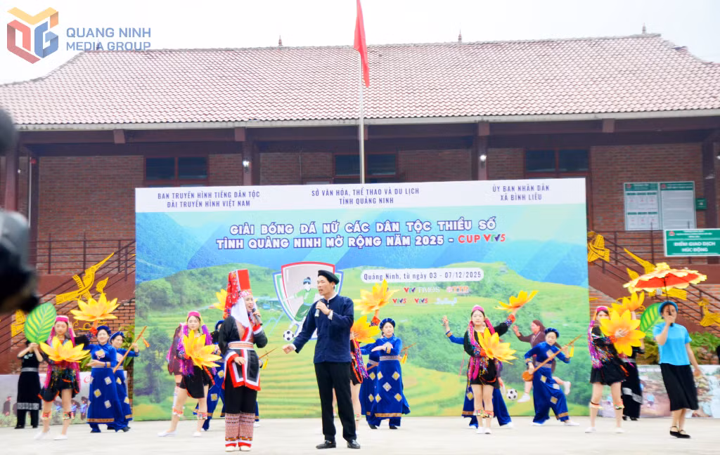 Giải Bóng đá nữ các dân tộc thiểu số Quảng Ninh mở rộng cũng là sân chơi thể hiện các tiết mục văn nghệ sôi động mang đậm màu sắc văn hóa của đồng bào dân tộc thiểu số.