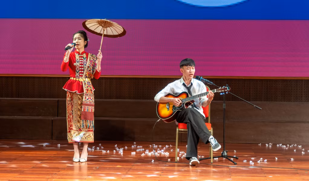 Lưu học sinh Lào biểu diễn đàn, hát.
