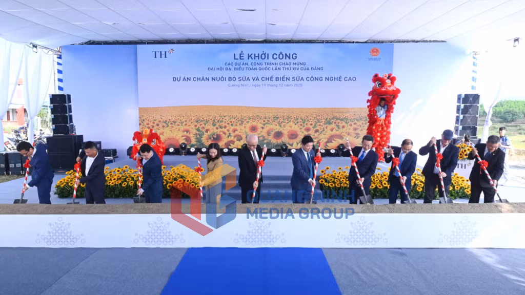 Các đại biểu động thổ khởi công dự án chăn nuôi bò sữa và chế biến sữa công nghệ cao.