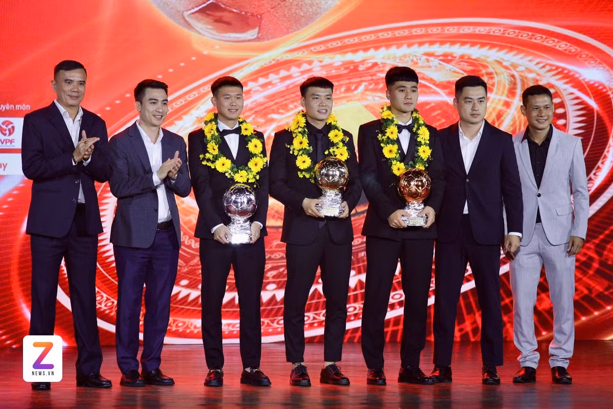 Châu Đoàn Phát (giữa) giành Quả bóng vàng futsal. Ảnh: Anh Tiến.